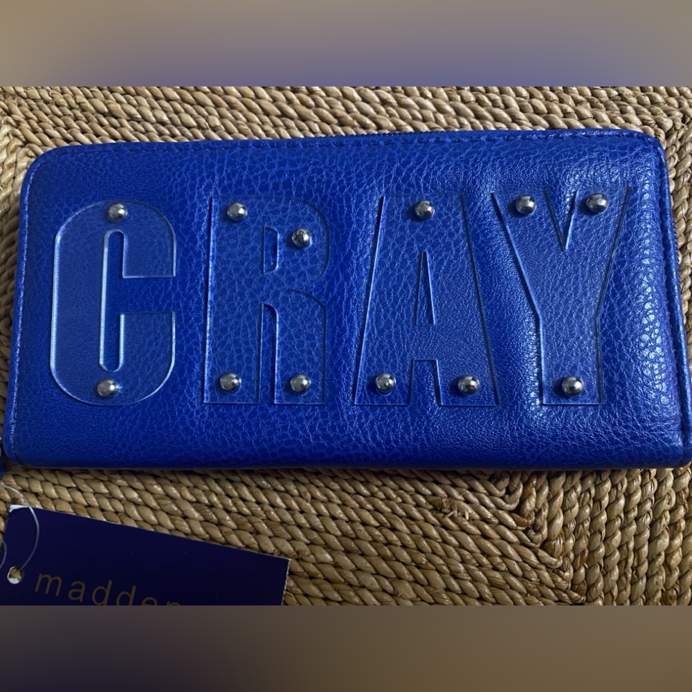 NWT Steve Madden MGCray wallet zipper closure